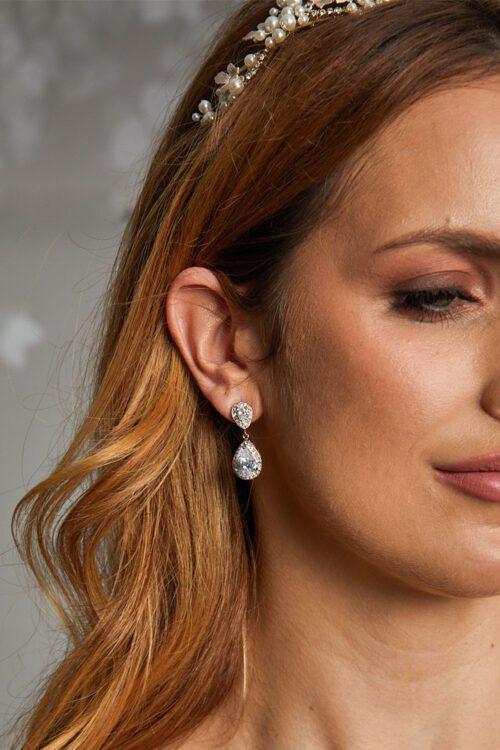 Simple yet elegant earrings with high-quality clear Zirconia stones gleam in the light as does the encrusted plating that surrounds them. Rose Gold.